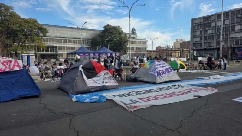 Agmer suma el reclamo salarial docente al acampe frente a Casa de Gobierno