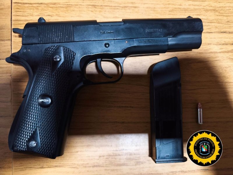Maciá: secuestraron una réplica de arma tras un allanamiento en calle Nogoyá