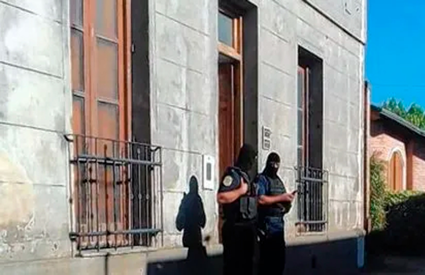 Nogoyá: un hombre se ahogó con comida y falleció en la vereda de su casa