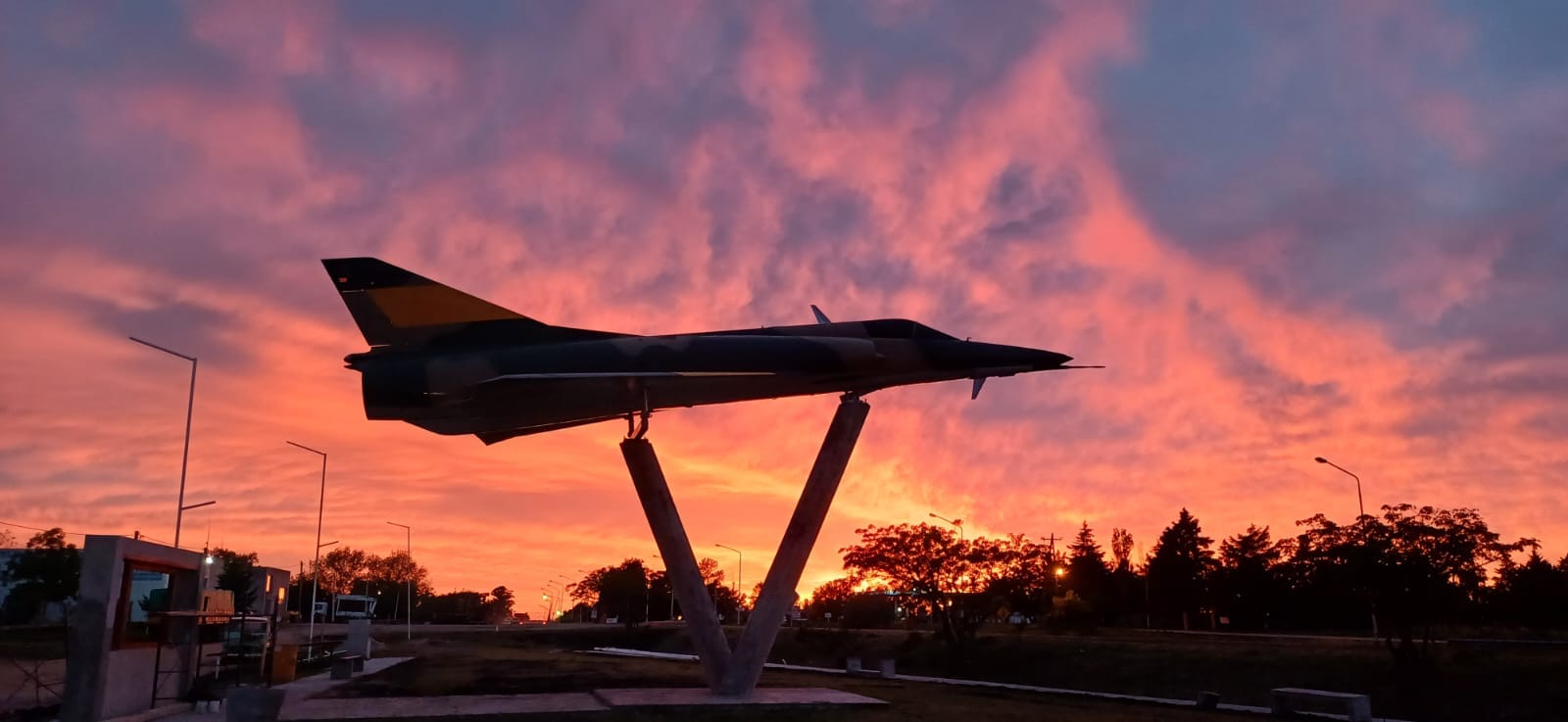Rosario del Tala: para recordar un héroe de Malvinas instalaron un avión Mirage