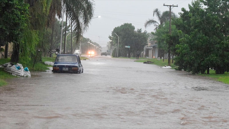 Intensas lluvias: se inundó el acceso a Viale por Ruta 18 y cortan el tránsito