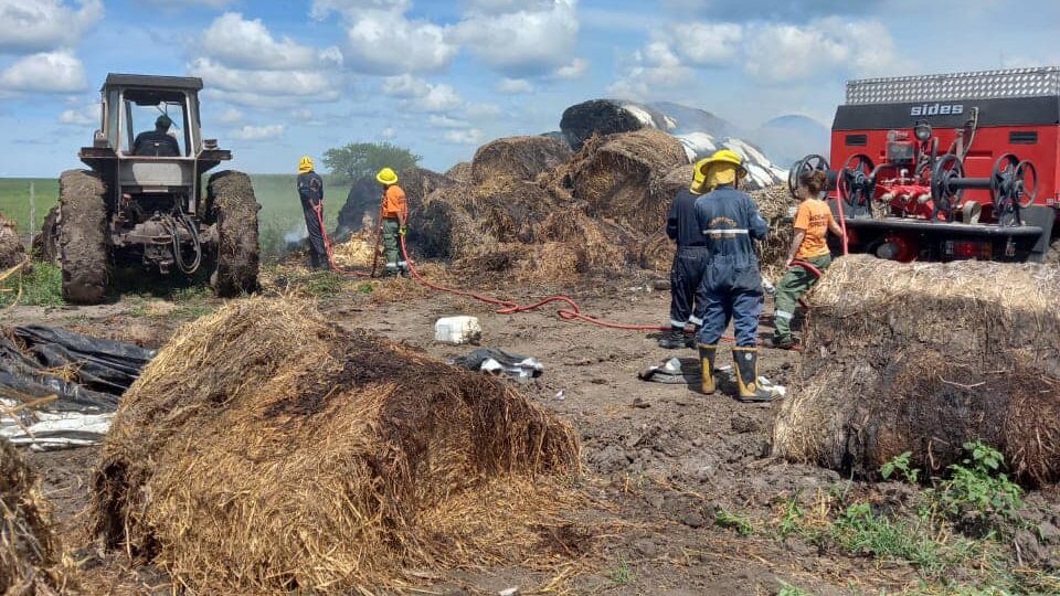 Impresionante incendio de rollos en un campo de la región