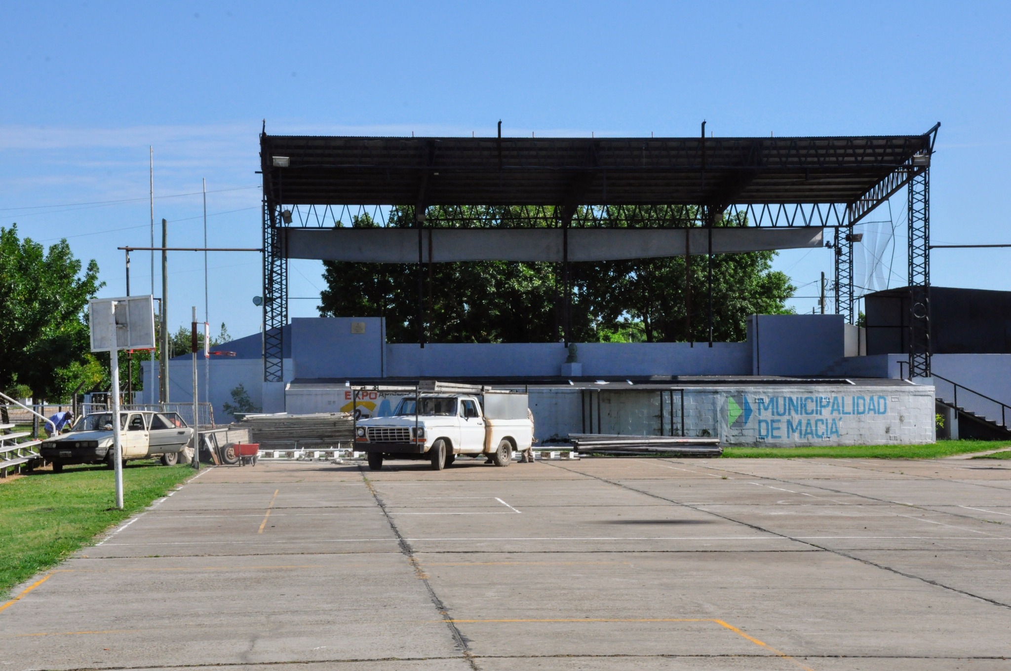 Modificaciones en las tribunas del predio de la Expo de cara a la próxima fiesta apícola local