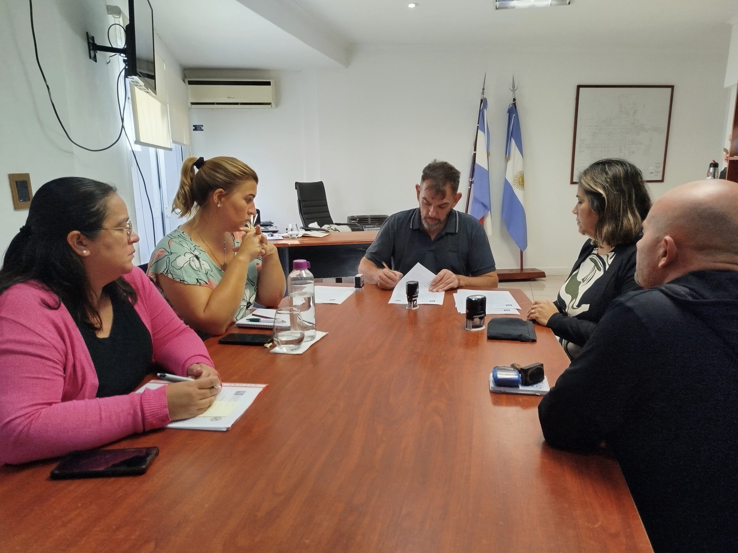 Müller firmó convenio de cooperación y asistencia recíproca con el rector de la Escuela Técnica de Rosario del Tala