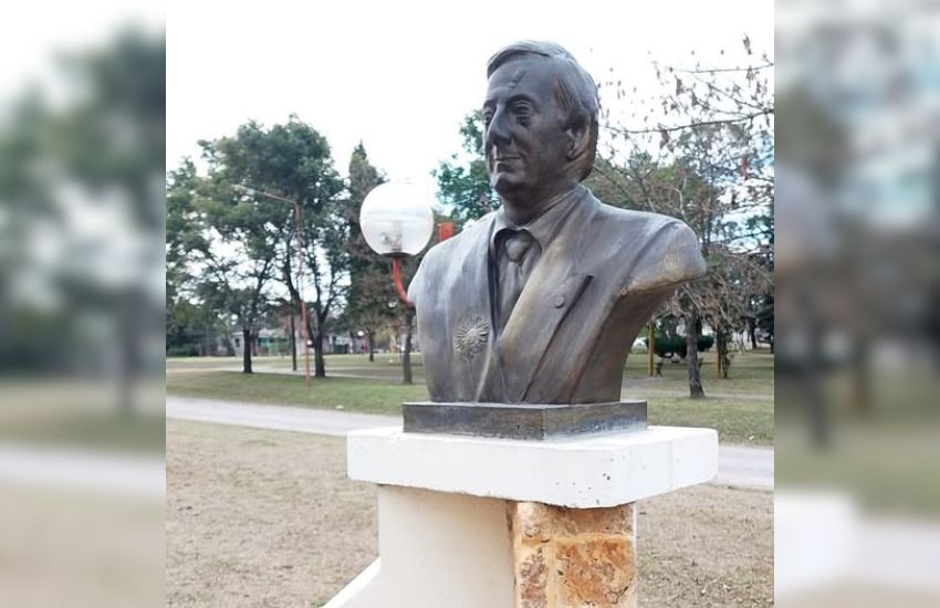 Hernández: solicitaron el retiro de un busto de Néstor Kirchner