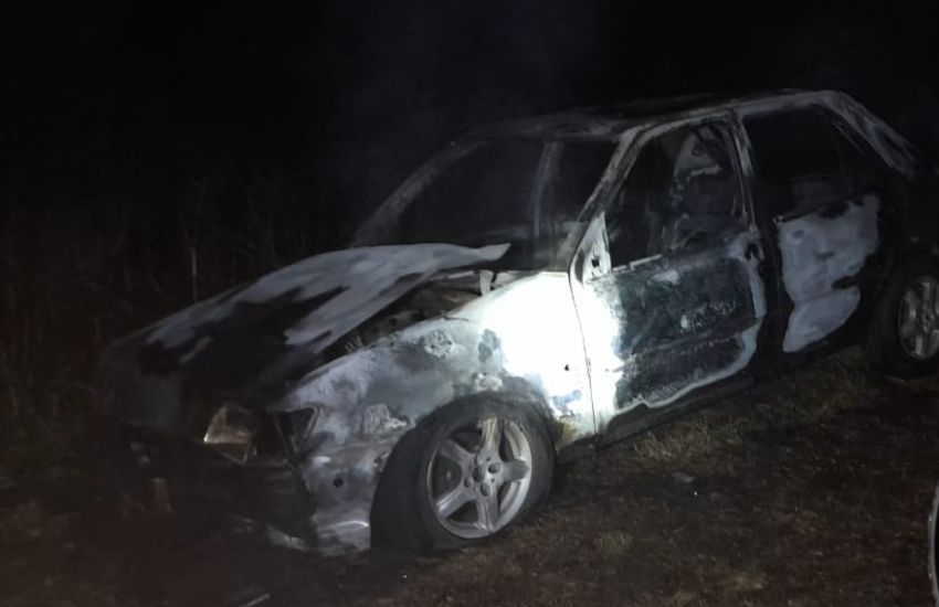 Auto consumido por el fuego en Ruta 39 cerca de Villa Mantero