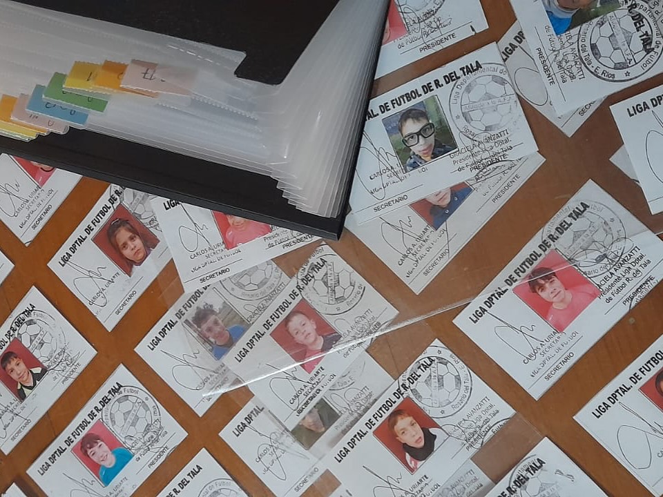 Club Atlético Maciá: la subcomisión de fútbol infantil realizó carnets para jugadores