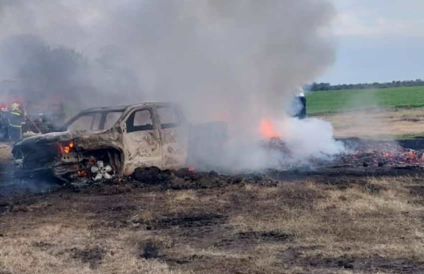 Incendio en Crucesitas Octava: se quemó una camioneta y parte de un galpón