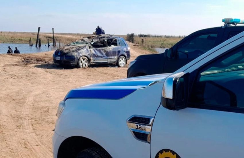 Paranacito: hallaron uno de los cuerpos de los ocupantes del auto que cayó en el arroyo y sigue la búsqueda
