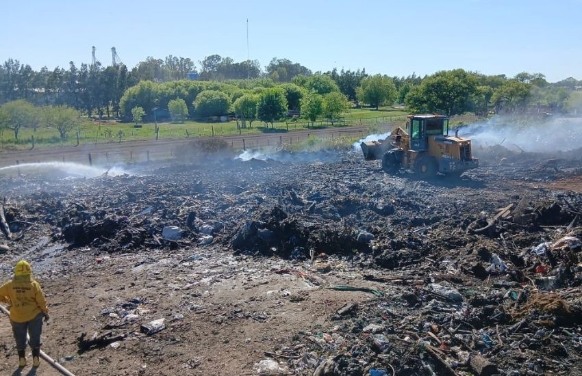 Continúa el trabajo de bomberos en el reciclado
