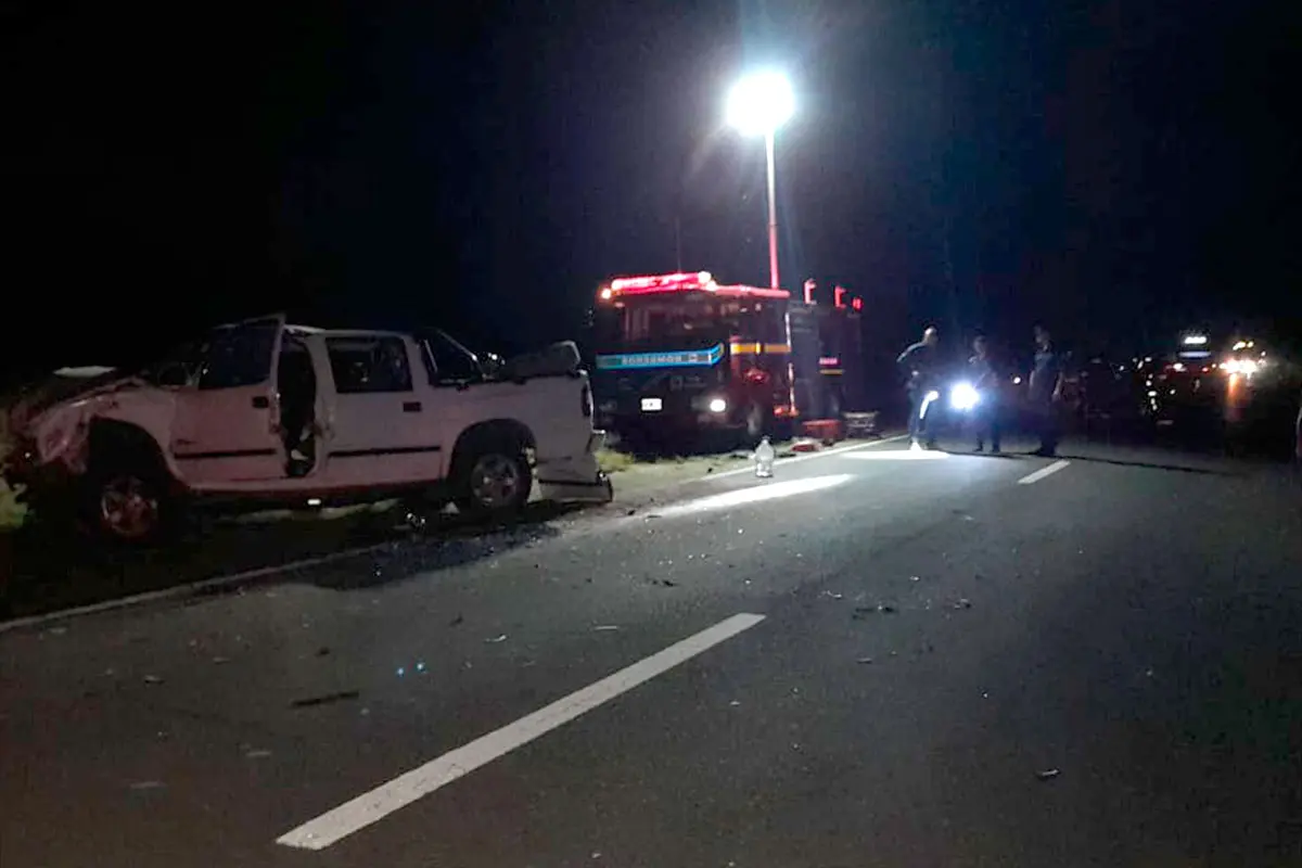 Gualeguay: una mujer murió y tres personas resultaron heridas tras choque entre camioneta y tractor