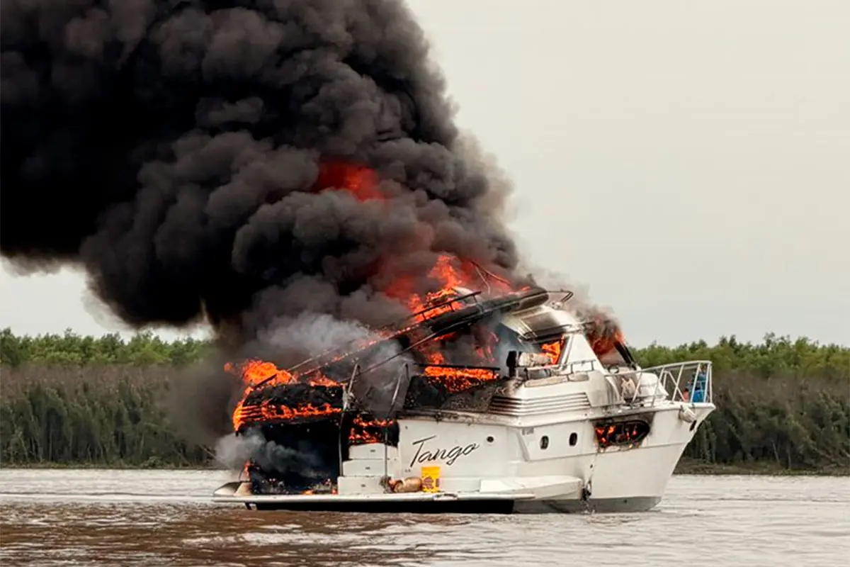 Un yate se incendió por completo en el río Paraná y las pérdidas fueron totales