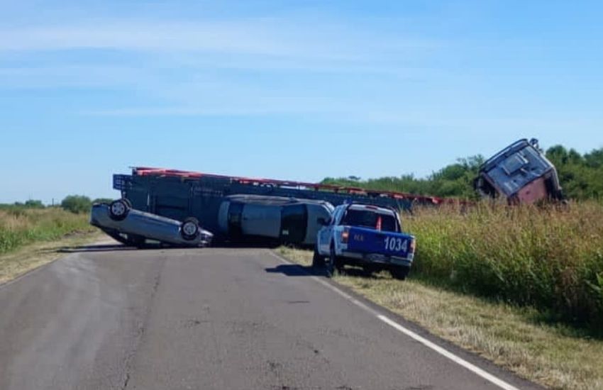 Volcó un camión que transportaba automóviles en Ruta Provincial Nº 6 a metros del ingreso a Guardamonte