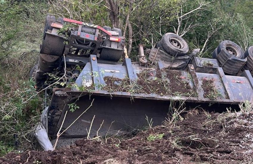 Volcó un camión en Ruta Provincial Nº 6, cerca del puente del arroyo Obispo